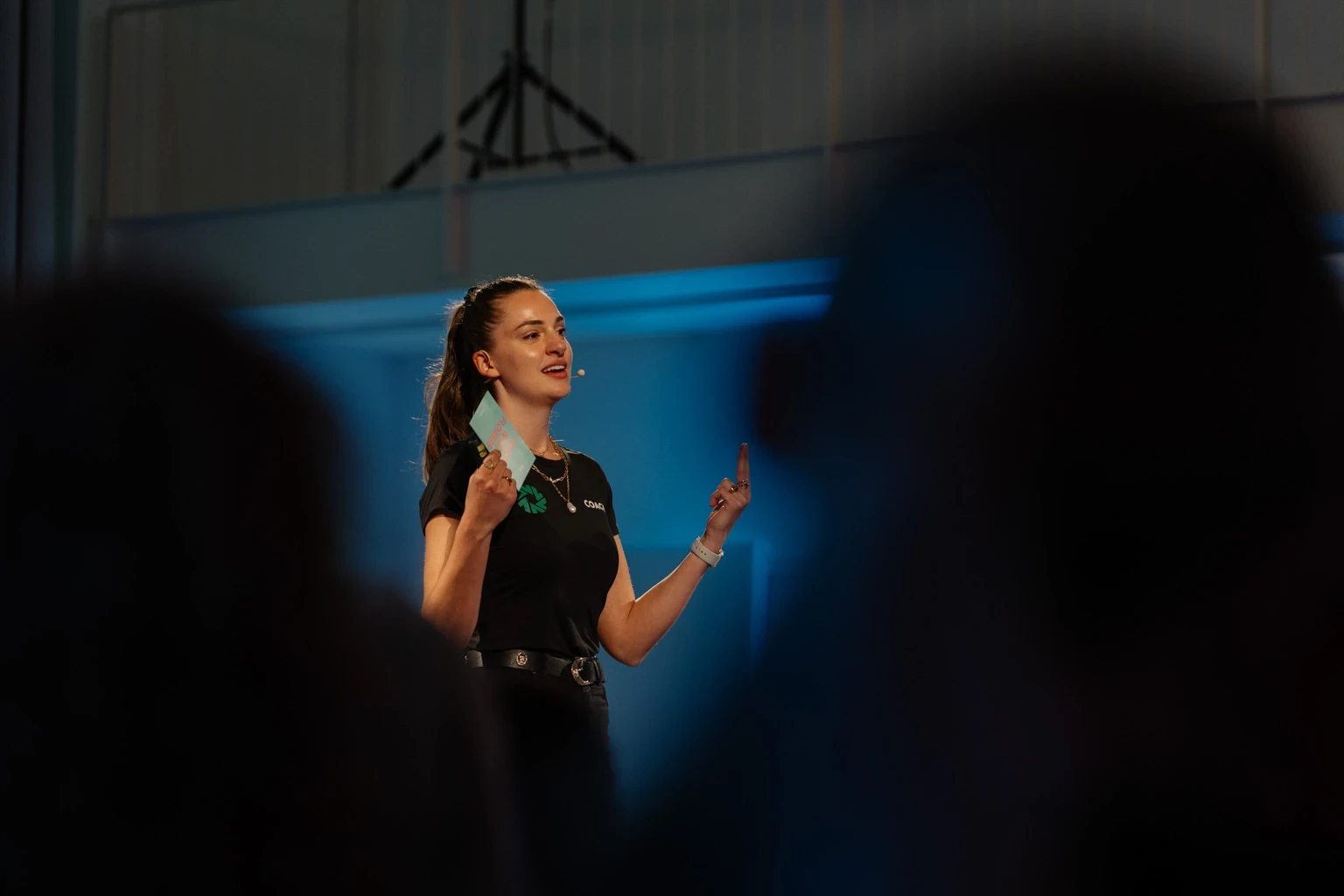 Strong Partners Coach mit Moderationskarten in der Hand und beim Gestikulieren