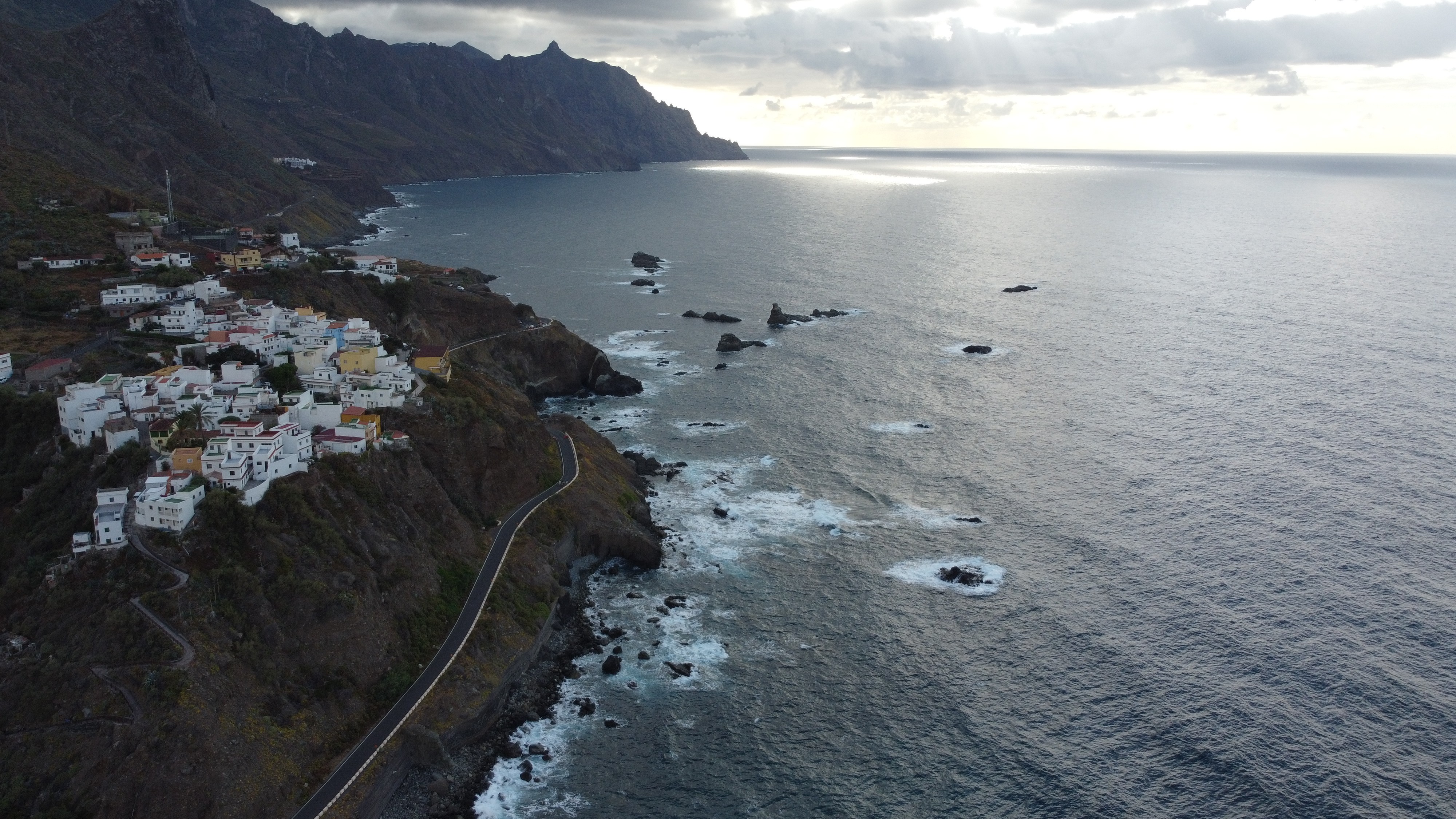 Image of a cliff from above taken by Pit