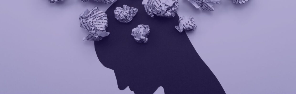 Eine Silhouette des Kopfes einer Person im Profil vor einem blassvioletten Hintergrund, über dem zerknitterte Papierstücke schweben, die Gedanken oder Stress symbolisieren. Das Bild bezieht sich auf Themen des geistigen Wohlbefindens und befasst sich mit der Bekämpfung von SOC Burnout.