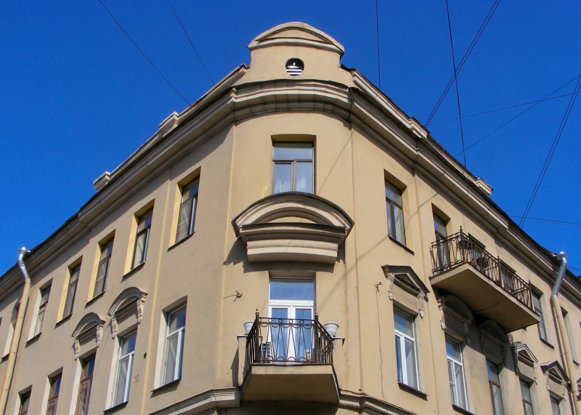 Monte-meuble déployé pour déménagement par la fenêtre en étage élevé