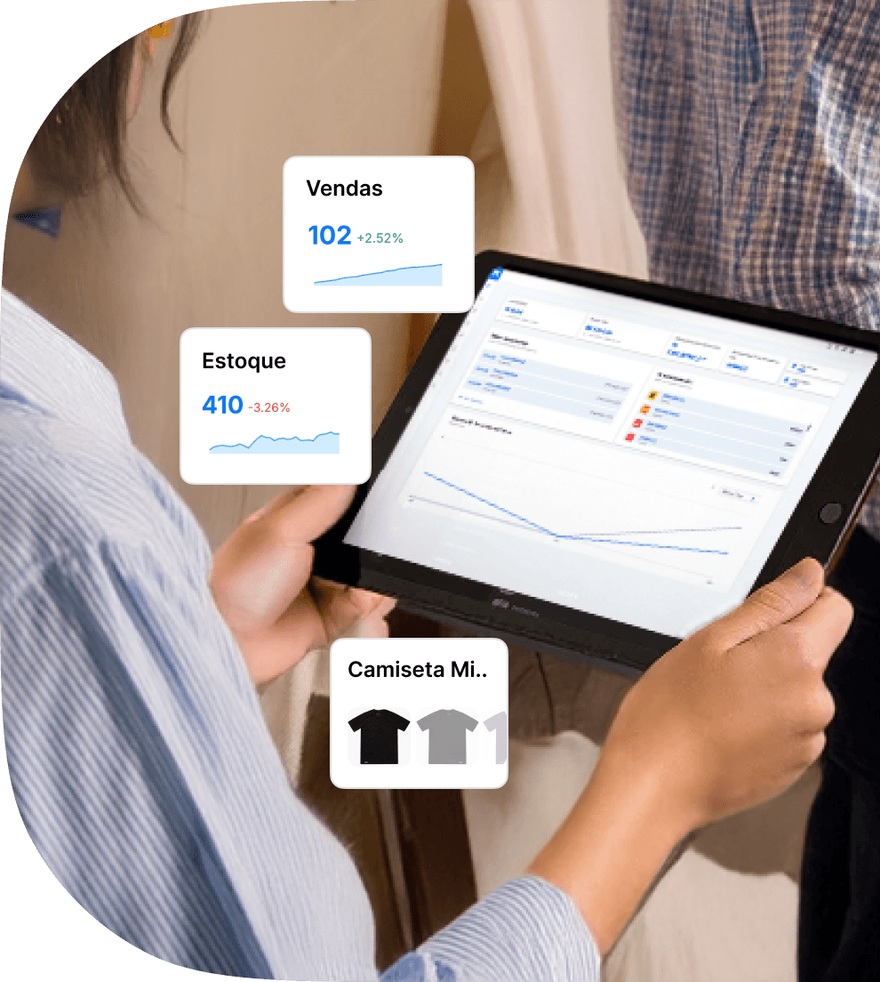 Dona de loja de roupa operando sistema no aplicativo Gsoft Cloud