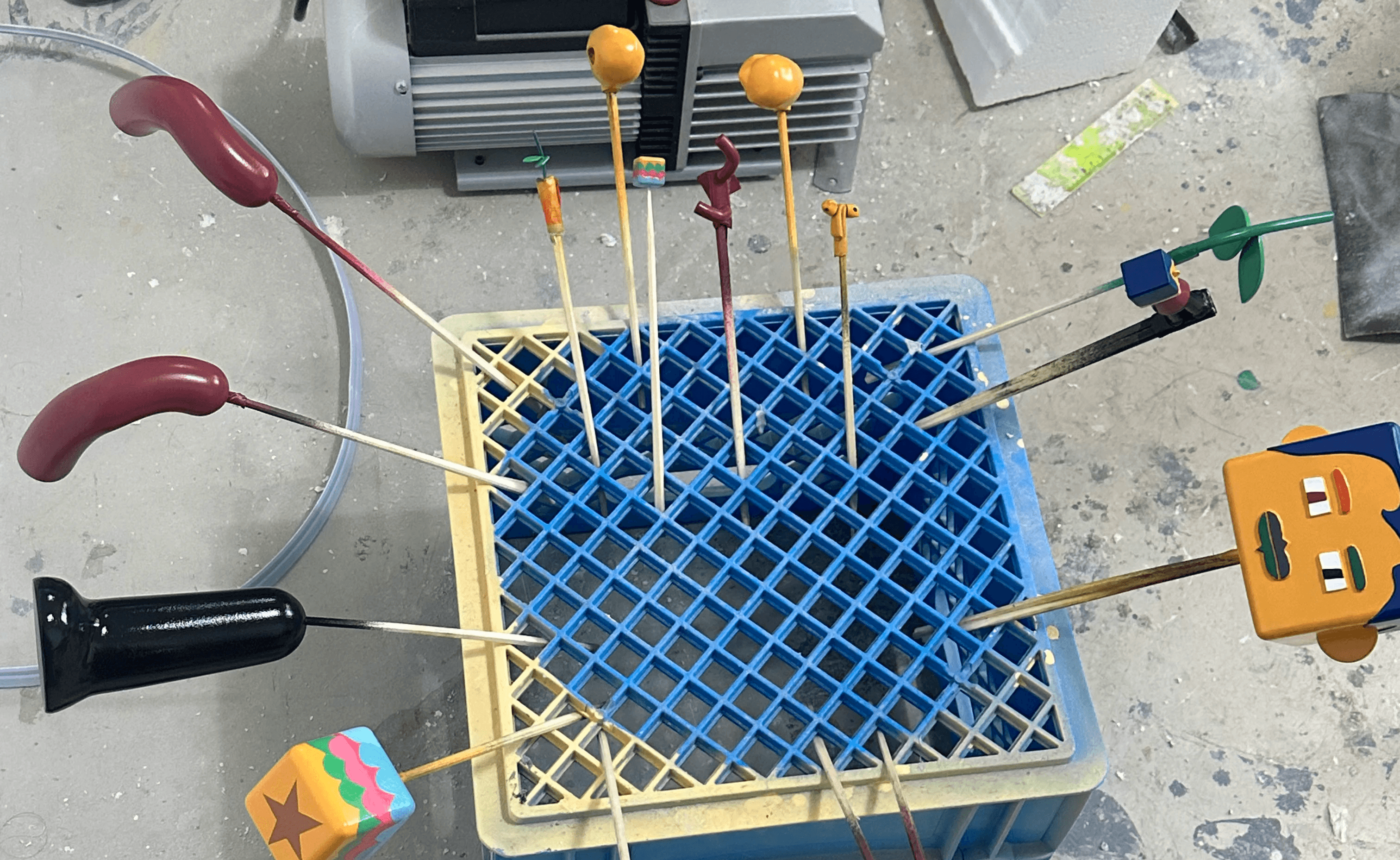 NEMO CREW figure parts on pin drying rack after airbrush lacquer painting, art toy coloring process — 에어브러시 신나 도장 후 핀 건조대 위의 네모크루 피규어 파츠, 아트토이 도색 공정