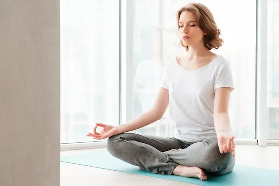 femme assise faisant exercice yoga