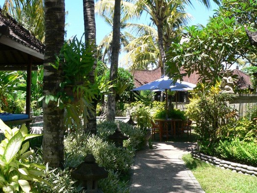 Lush tropical garden path in Gianyar. Professional real estate advice for buying serene jungle retreats in Bali.