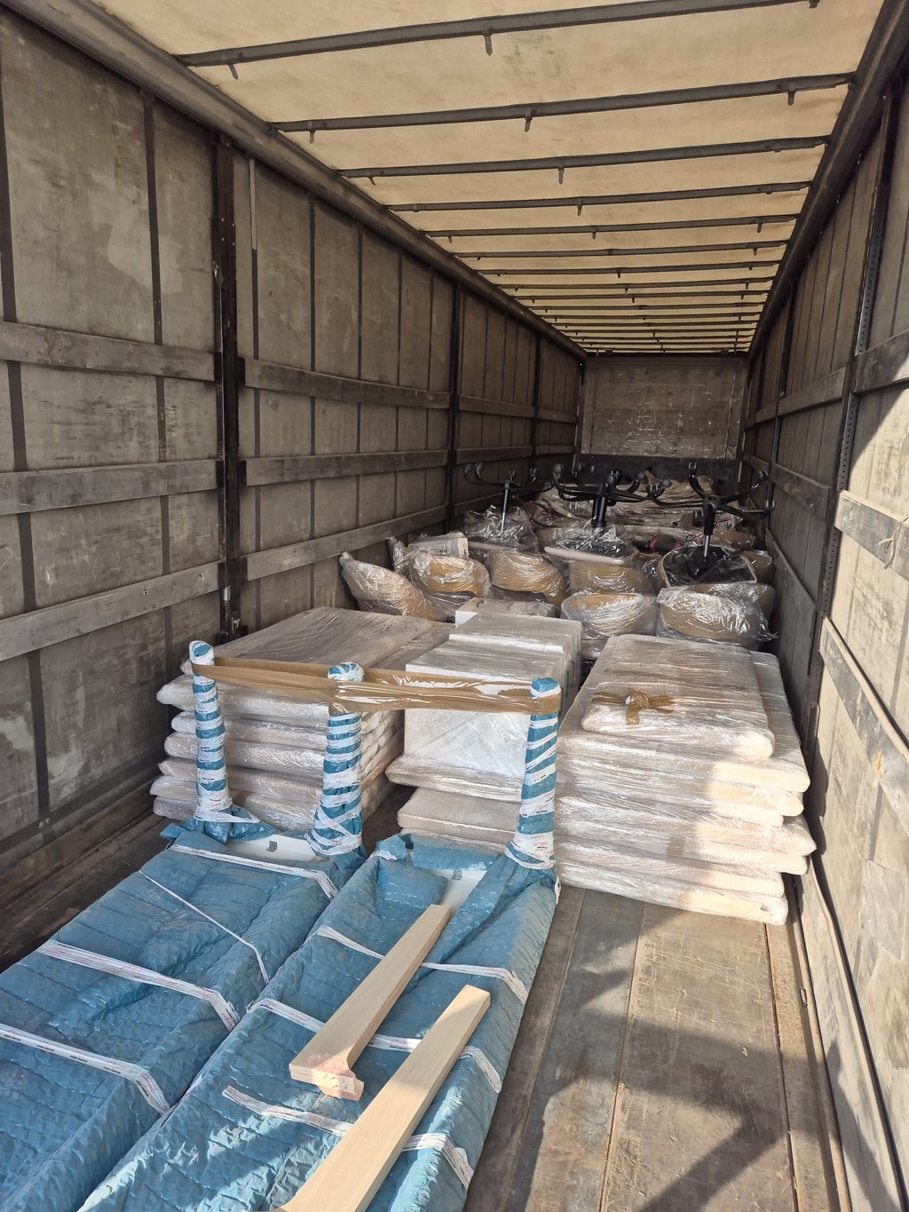 Utovar kancelarijskog nameštaja u kamion za selidbe u Beogradu – kompletna zaštita tokom transporta