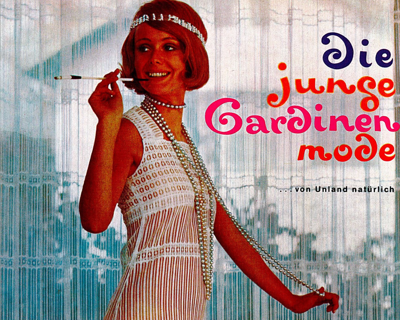 Retro-Werbemotiv „Die junge Gardinenmode“ mit elegant gekleideter Frau