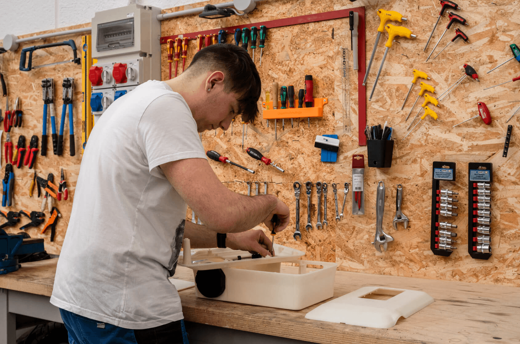 operaio-in-produzione-con-dazebox