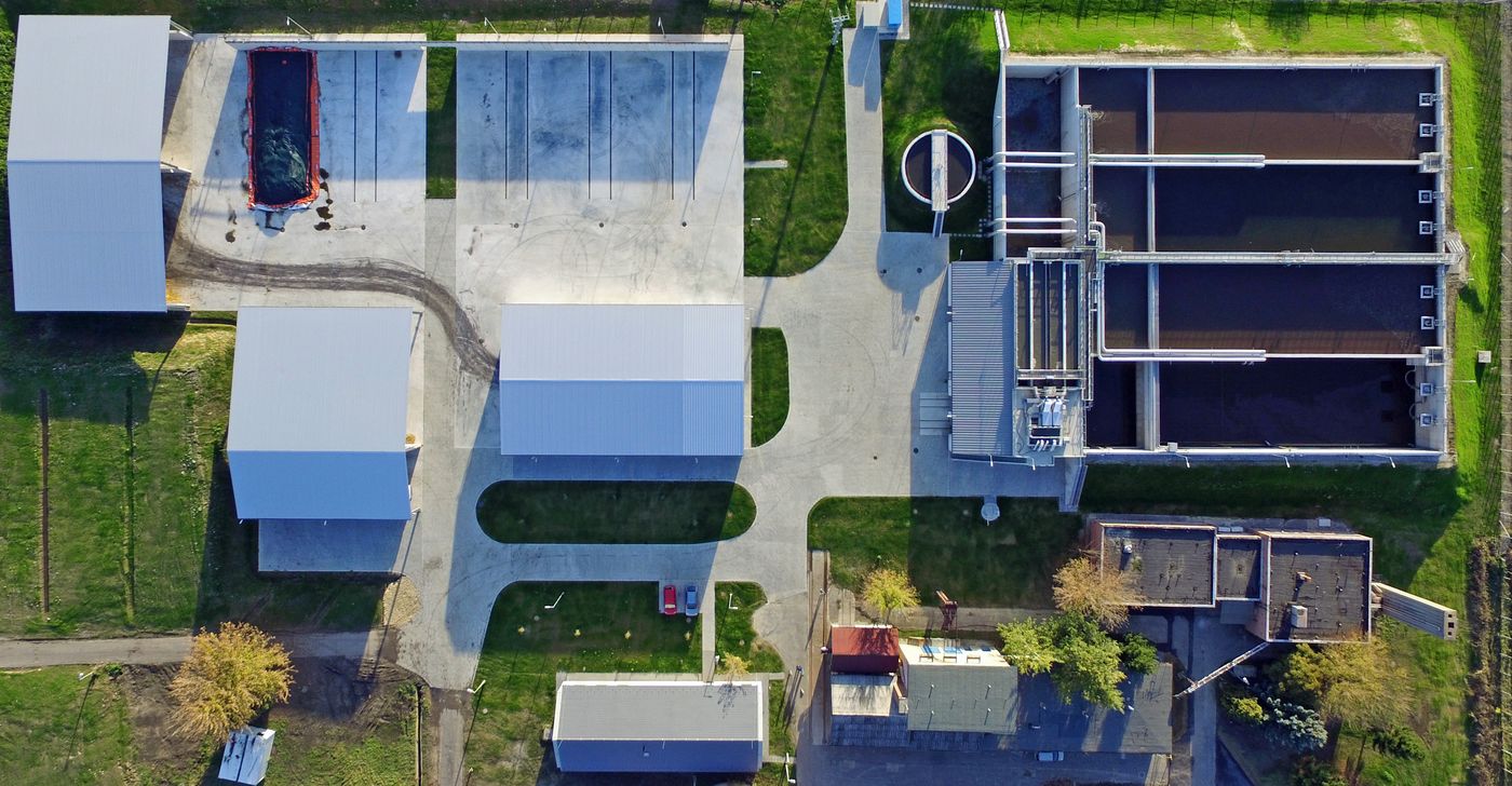 Overhead drone view of the CYCLATOR SBR basins and buildings at the Ózd wastewater treatment plant, Hungary