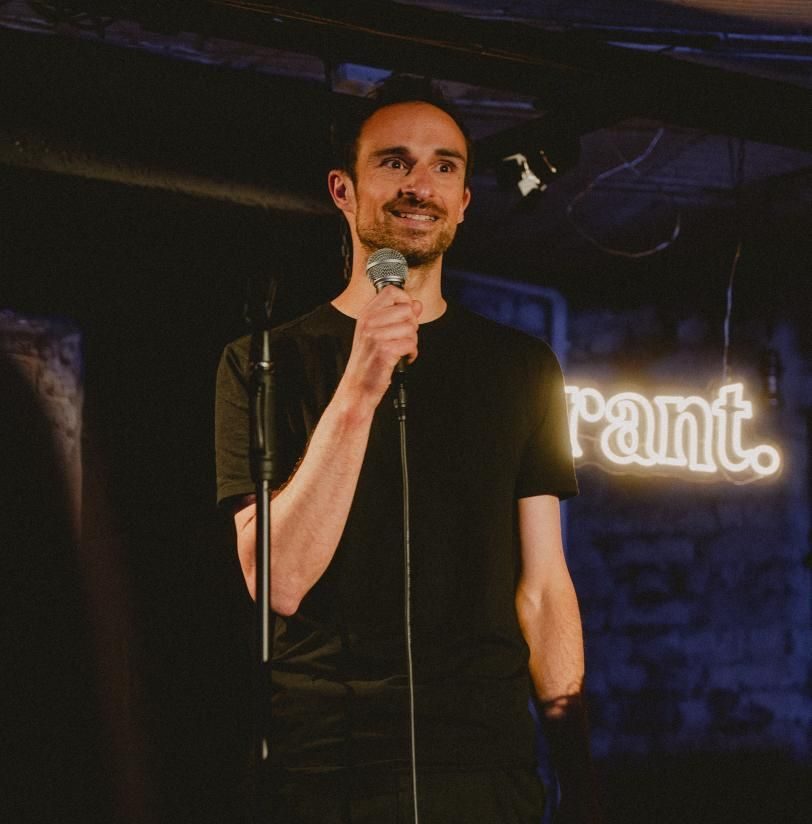 Alban et sur scene avec un micro il fait du stand up