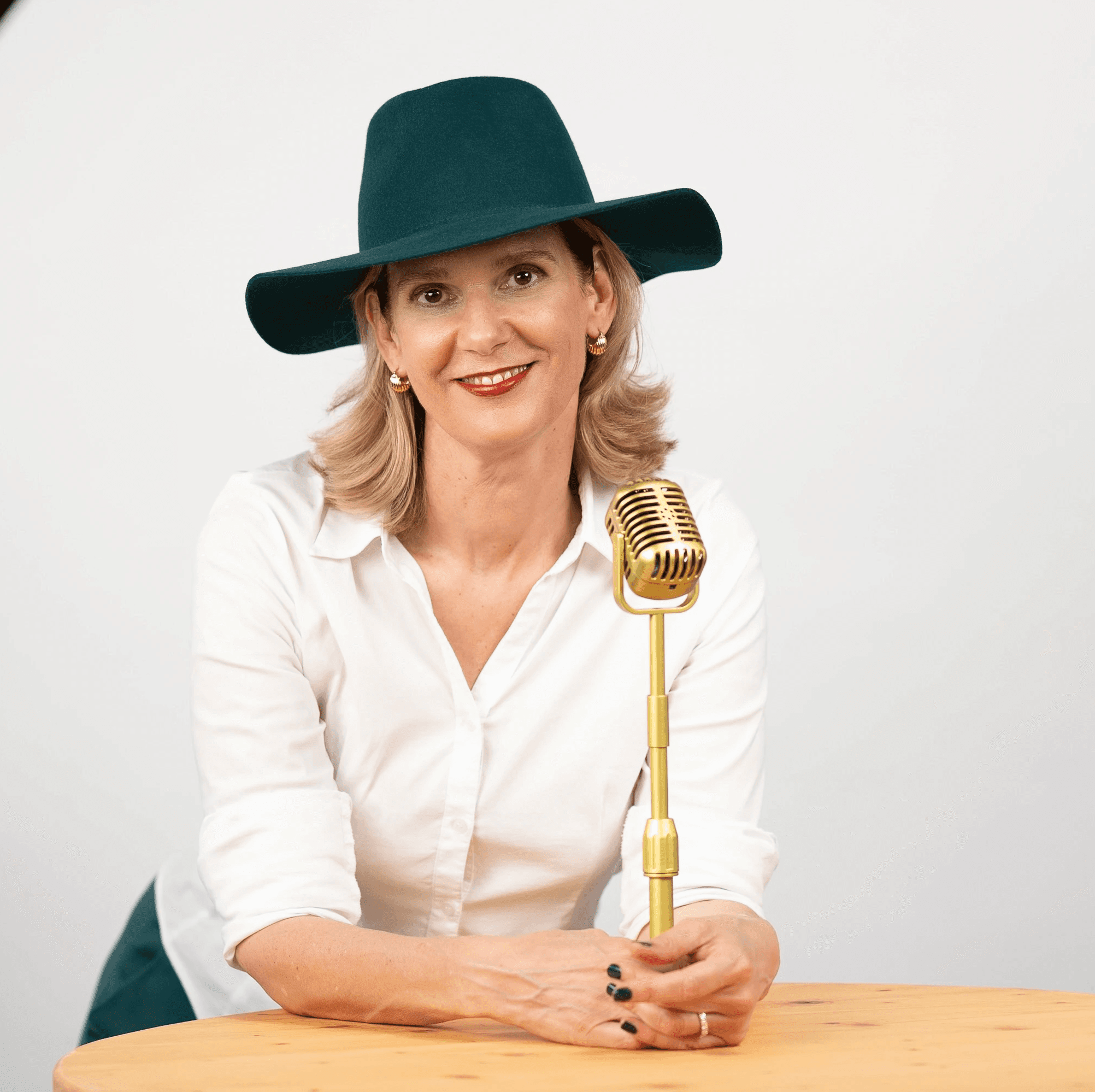 Vocal Coach Danielle Zuber vor der Kamera mit Mikrofon – für mehr Sicherheit und Selbstvertrauen beim Singen vor anderen.