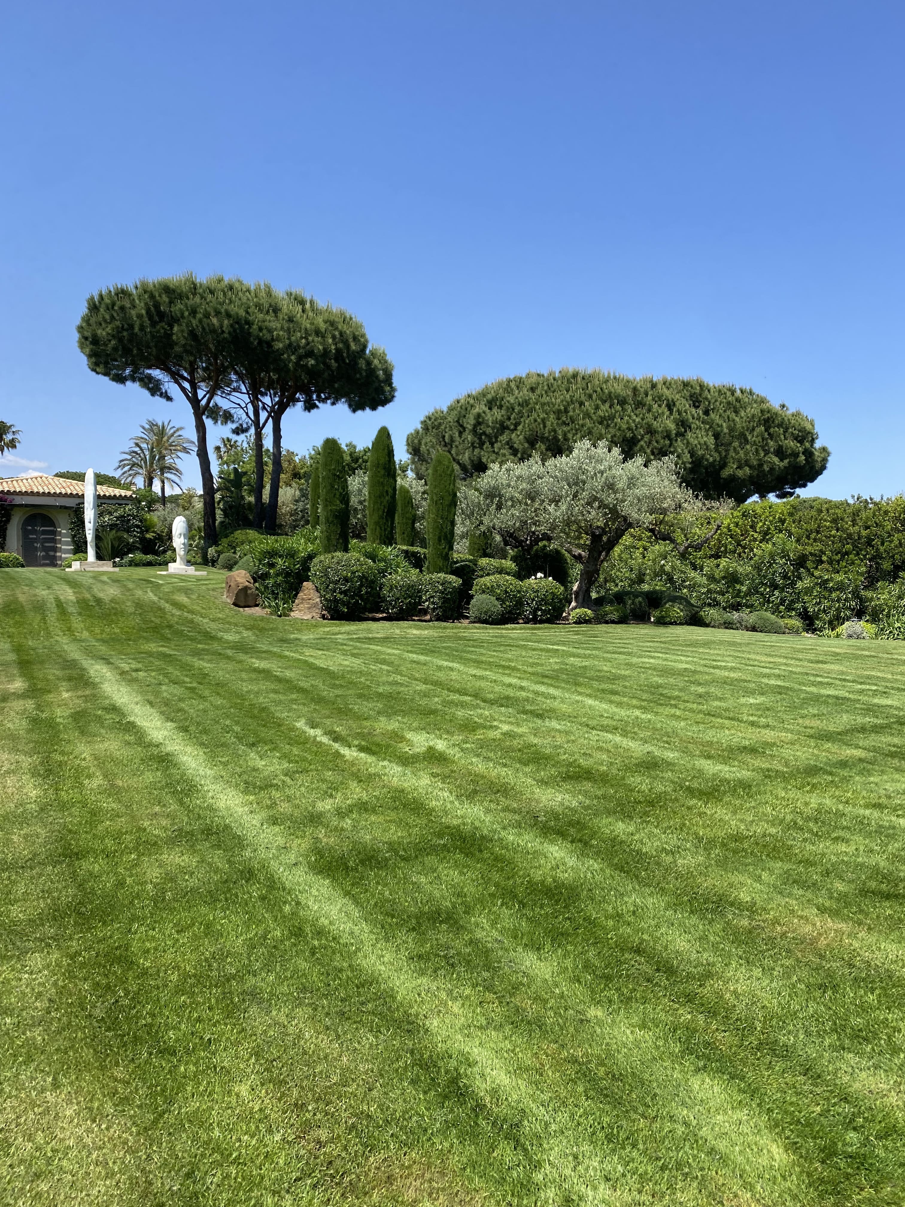 Aménagement paysager avec piscine à débordement et vue panoramique sur la baie de l'Escalet à Ramatuelle.