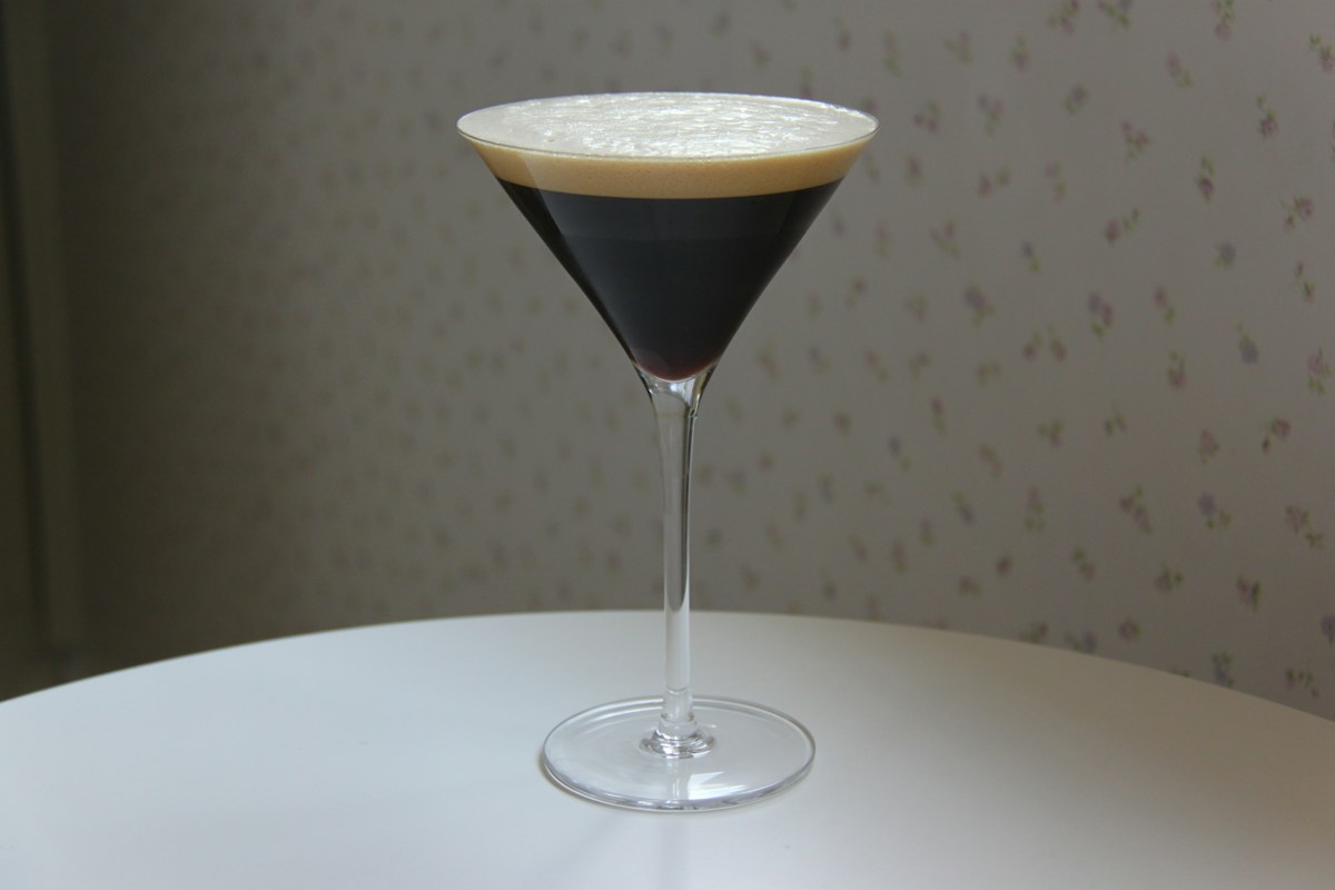 Cocktail in a quiet bar, illustrating an alternative to clubbing