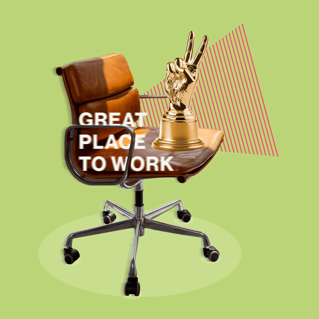 Silla de oficina con trofeo de mano haciendo una señal de paz y texto "Great Place to Work" sobre fondo verde.