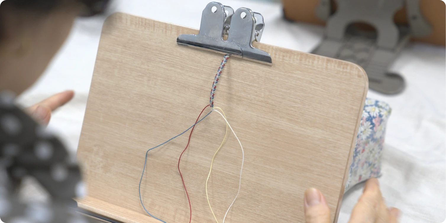 할머님들이 반지를 엮고 계신 이미지