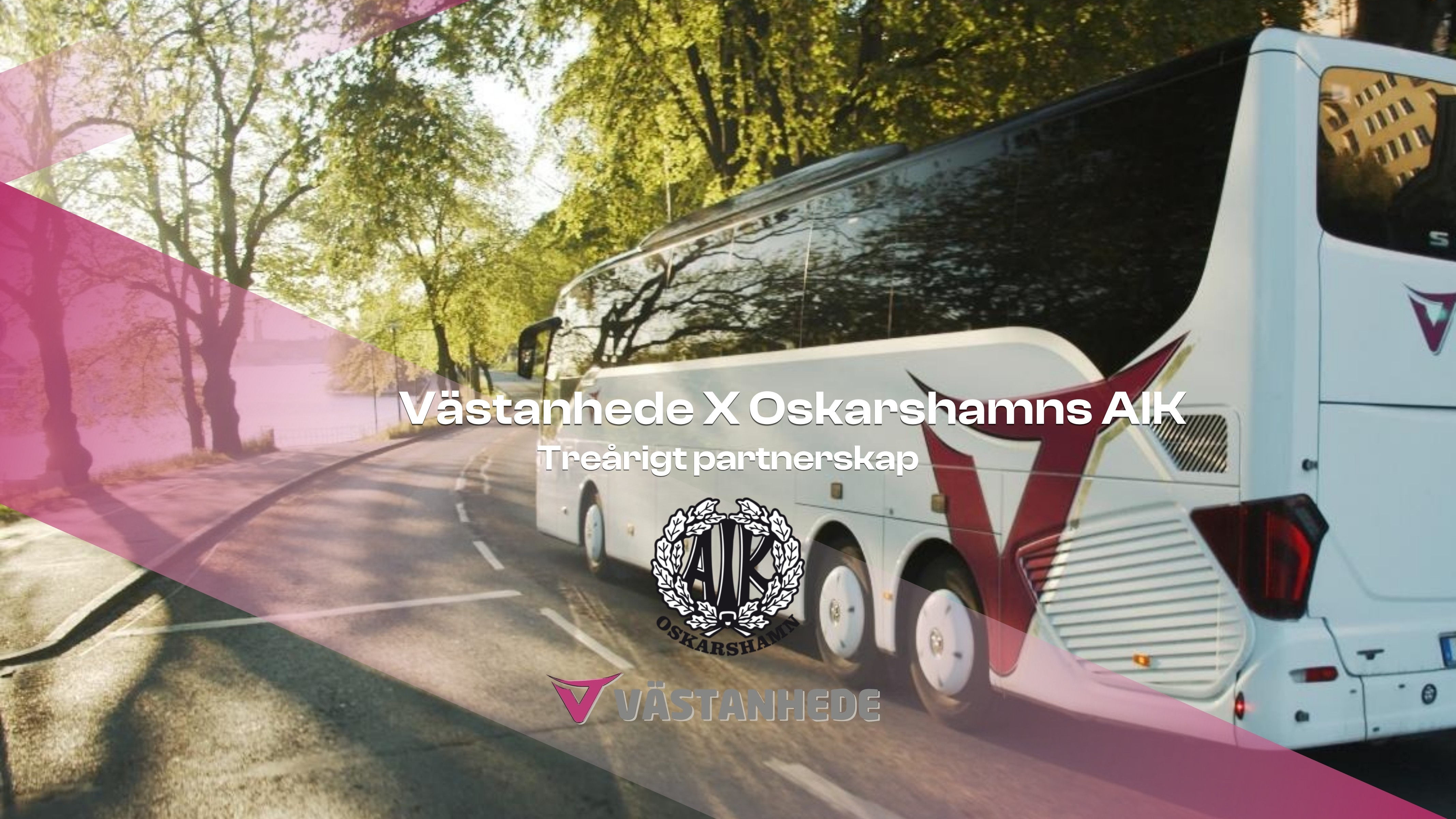 Buss från Västanhede på väg längs en trädkantad väg med texten "Västanhede × Oskarshamns AIK – Treårigt partnerskap"