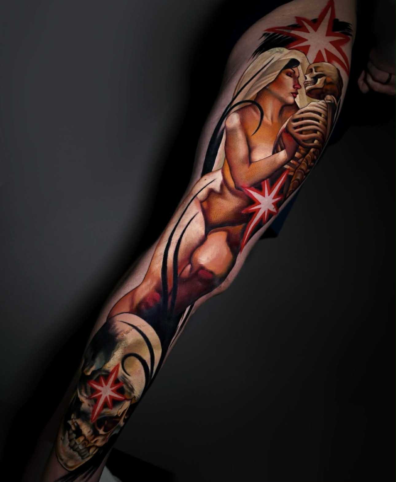 Abstract thigh tattoo of classical bust with geometric lines.