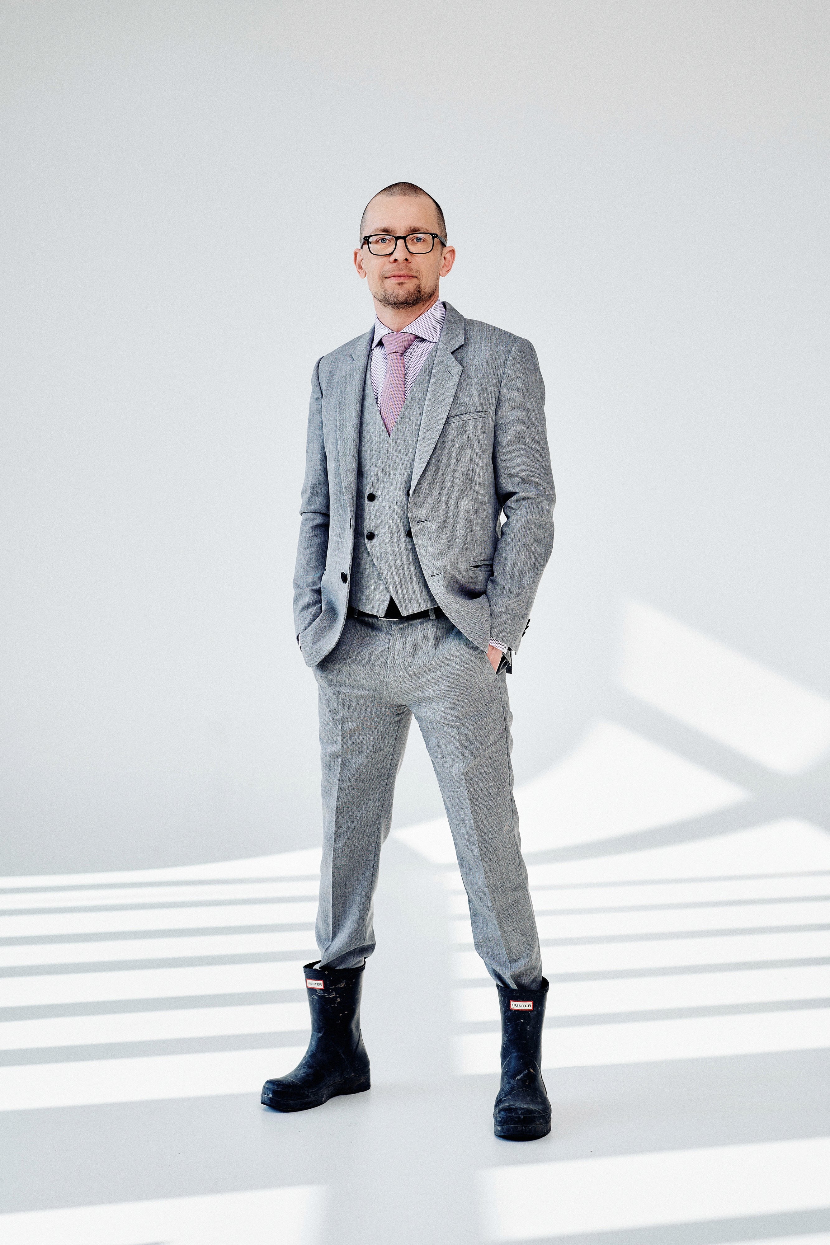 Frank Sonnabend in einem grauen Anzug, aufgenommen im Wytspace Studio, perfektes Licht für professionelle Portraits in Erfurt