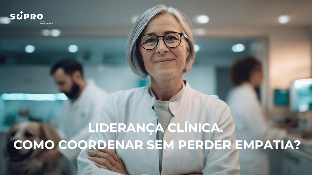 Profissional de meia idade com braços cruzados olhando para a foto em um laboratorio.