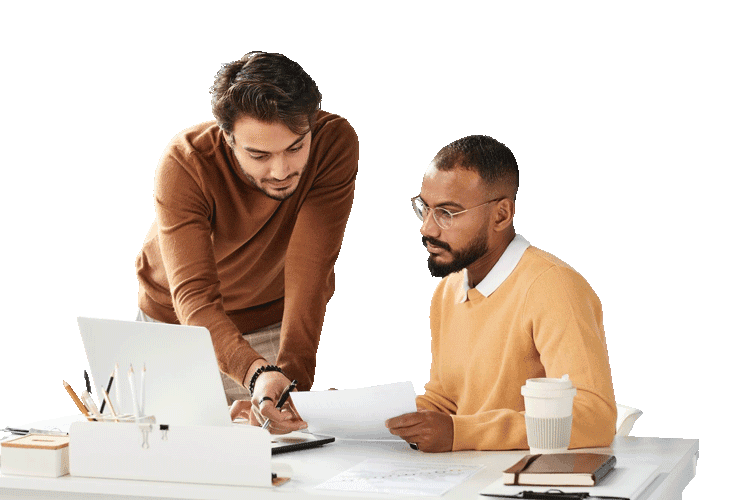 Zwei Ingenieure schauen am Schreibtisch einen Plan an.