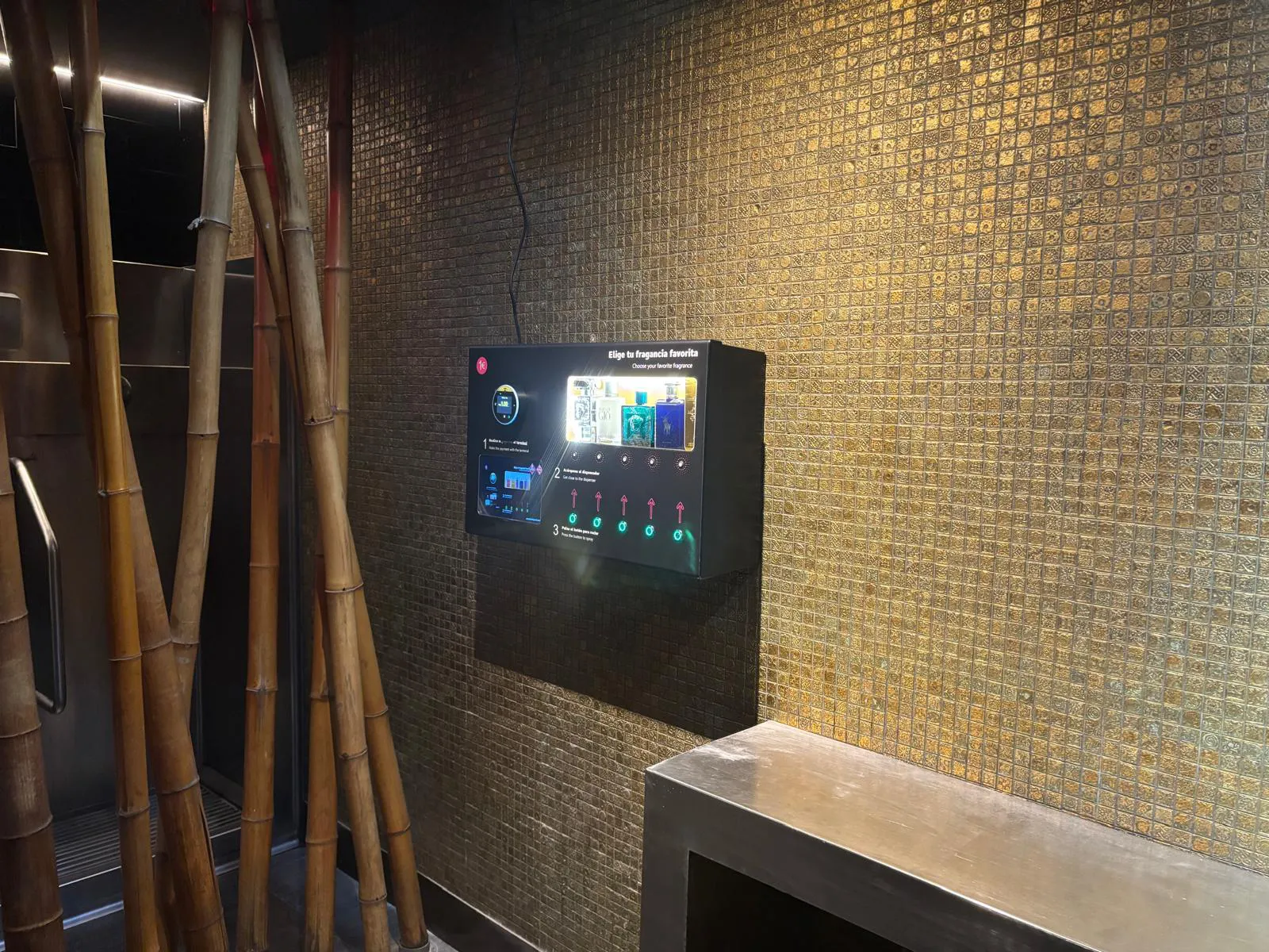 Máquina de vending de perfume instalada en una discoteca