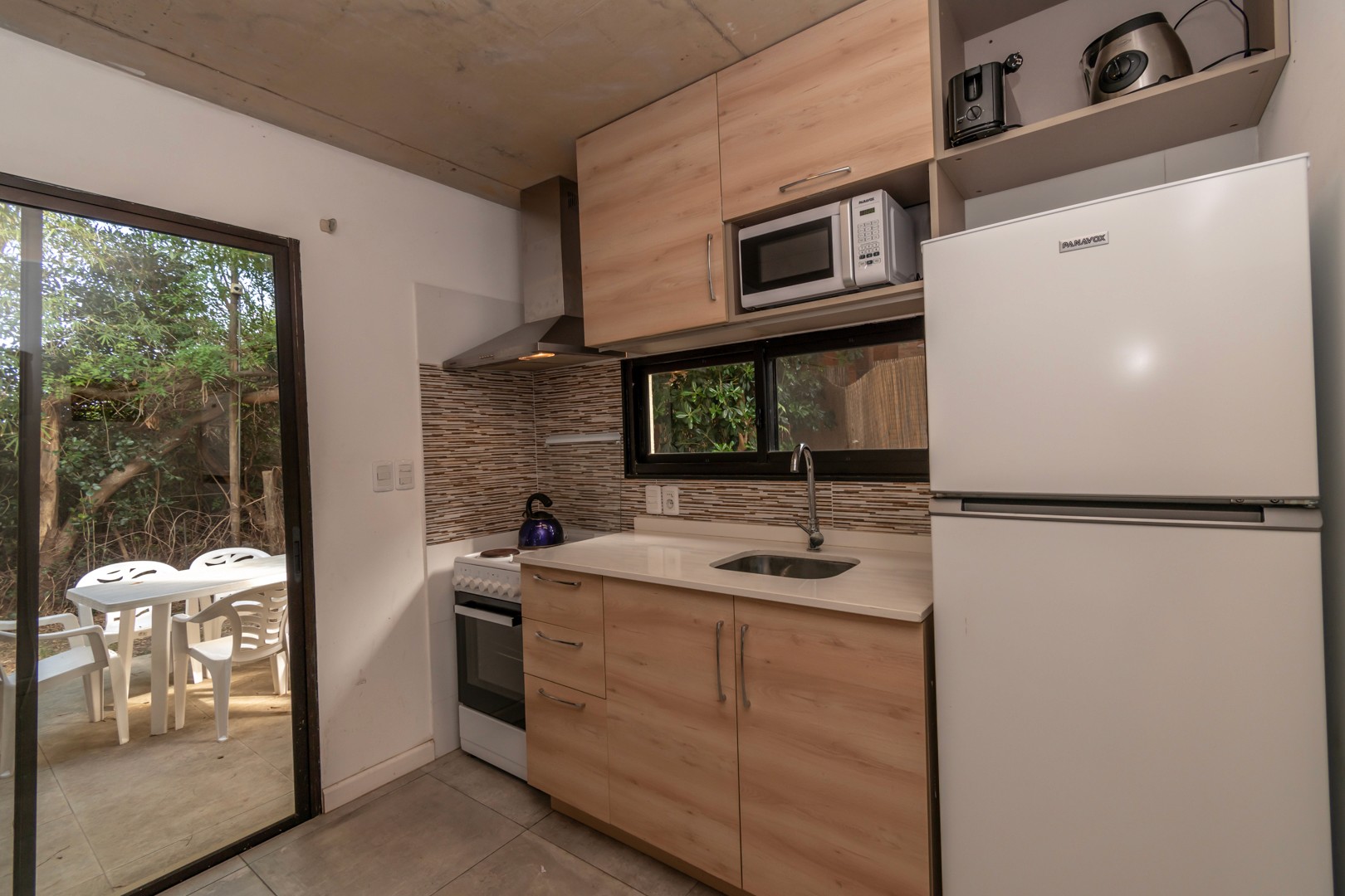 Cocina abierta de Casa Albatros con estilo contemporáneo - diseño de cocina minimalista con toques modernos y materiales duraderos.