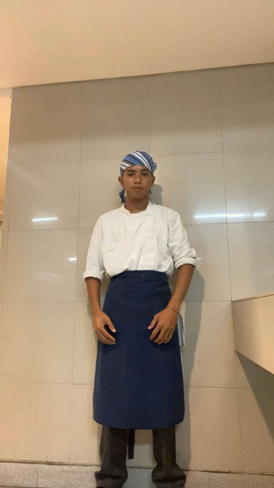 Manager teaching indonesian trainee