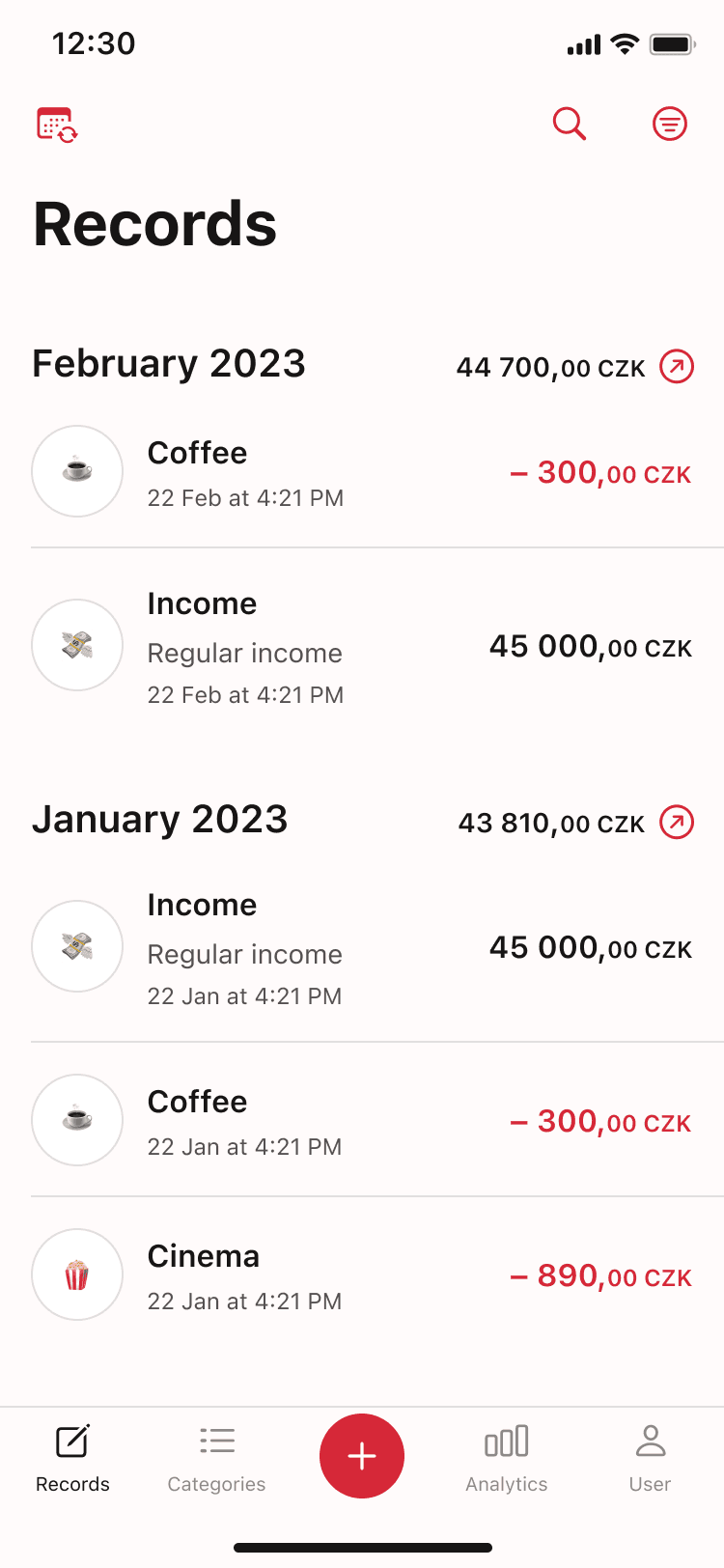 MyExpenses: měsíční přehled výdajů a příjmů v přehledném bílém a červeném designu s ikonami kategorií (káva, kino) a rychlou navigací vespod.