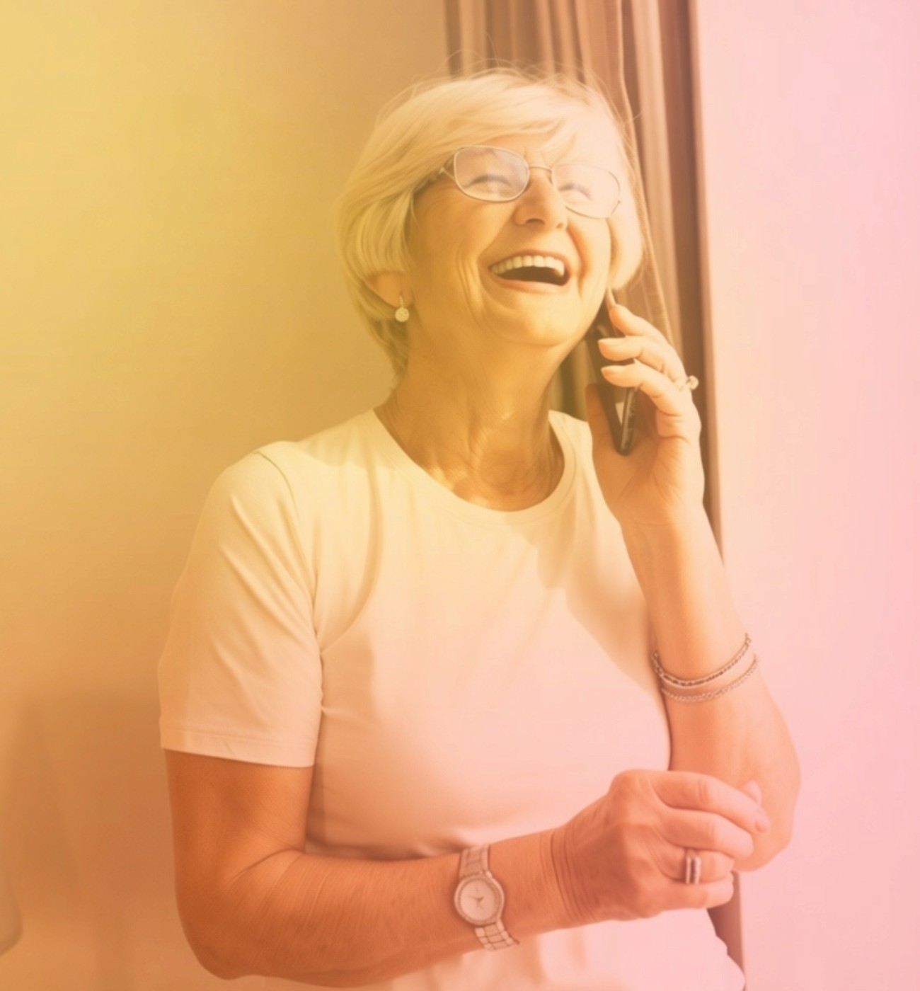 Äldre kvinna som pratar i telefon