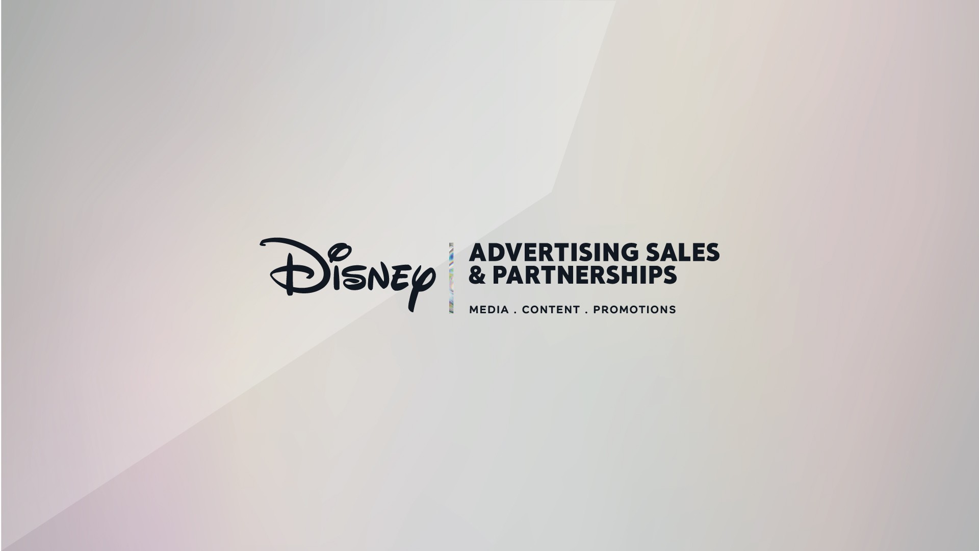Diseño minimalista del logo de Disney Advertising Sales & Partnerships sobre un fondo con degradado sutil.