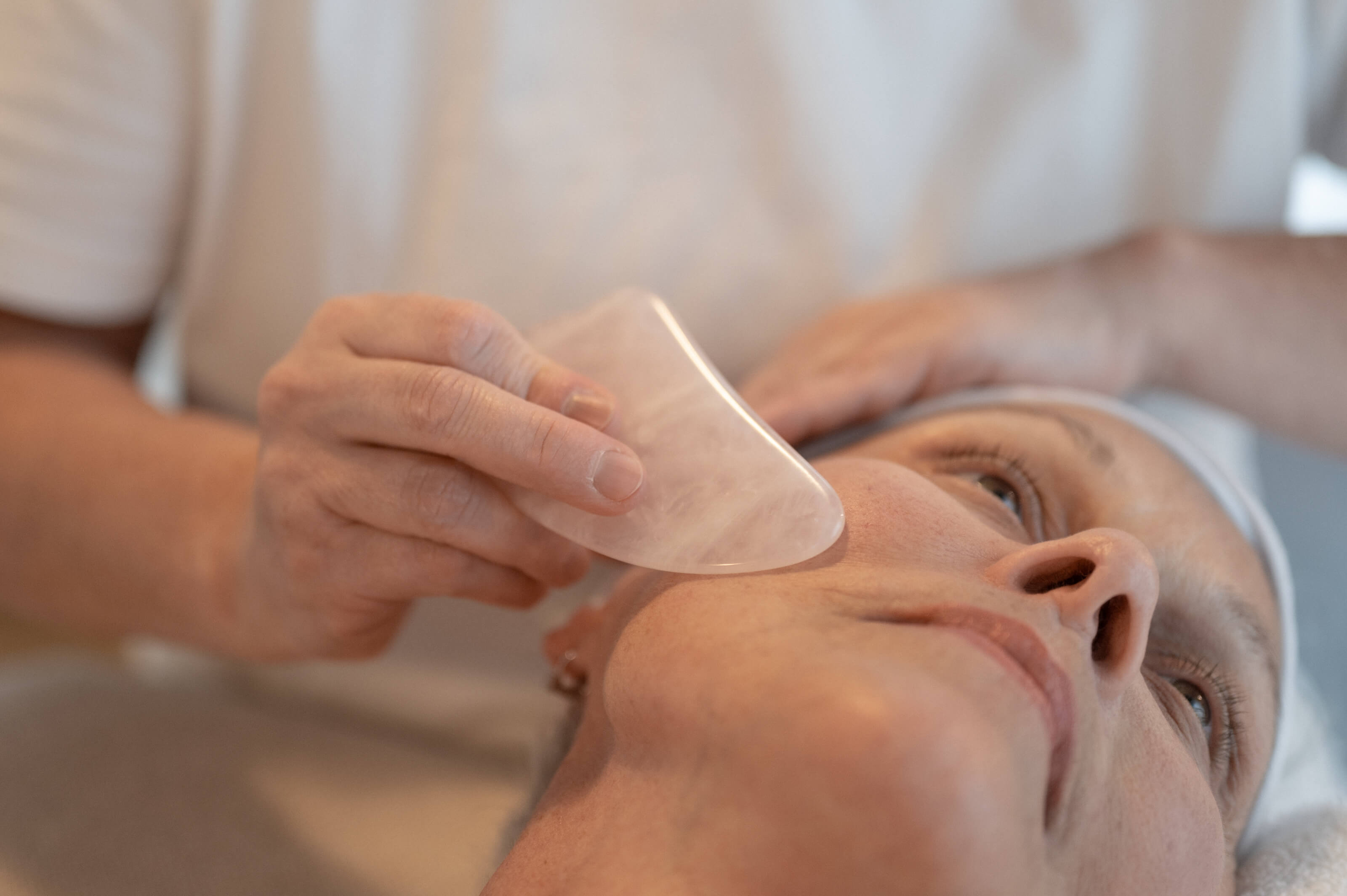 Le Gua-Sha, lorsqu'il est bien appliqué, permet de récupérer tonicité et elasticité de la peau du visage