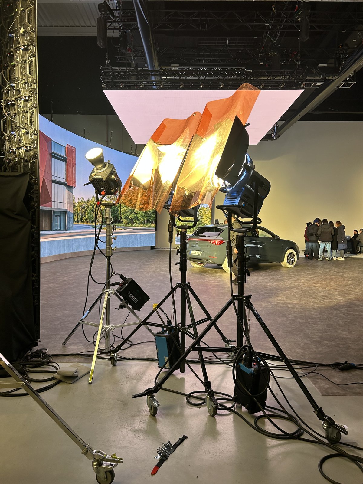 Behind the scenes: lighting fixtures, a vehicle and LED backgrounds on the automotive set