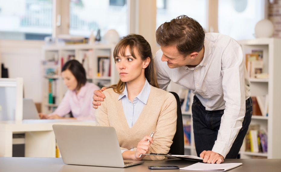 43% dos profissionais de Marketing já sofreram assédio em ambientes de trabalho