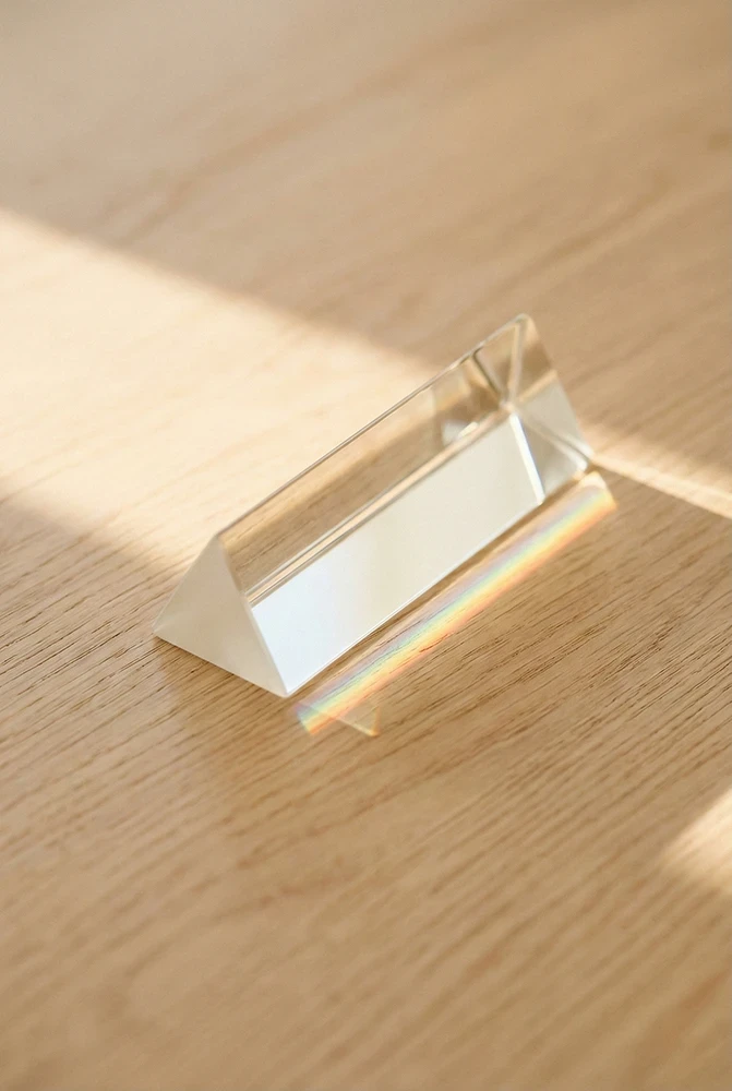 Ein Prisma mit Regenbogen als Symbol für KI-Assistenten und wie sie Inhalte verarbeiten und daraus neue Inhalte schaffen