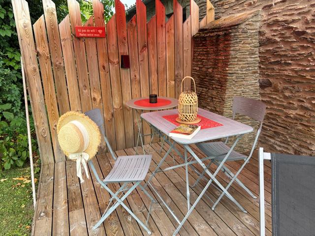 Terrasse privative en bois avec mobilier de jardin, chambre d'hôtes Le Clos de la Hourserie