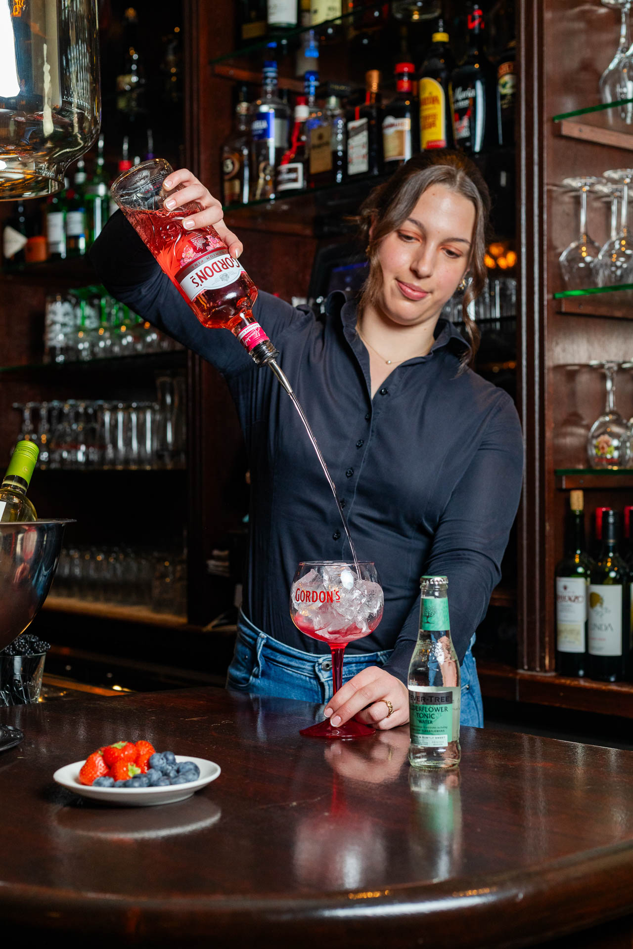 Medewerker die een cocktail inschenkt