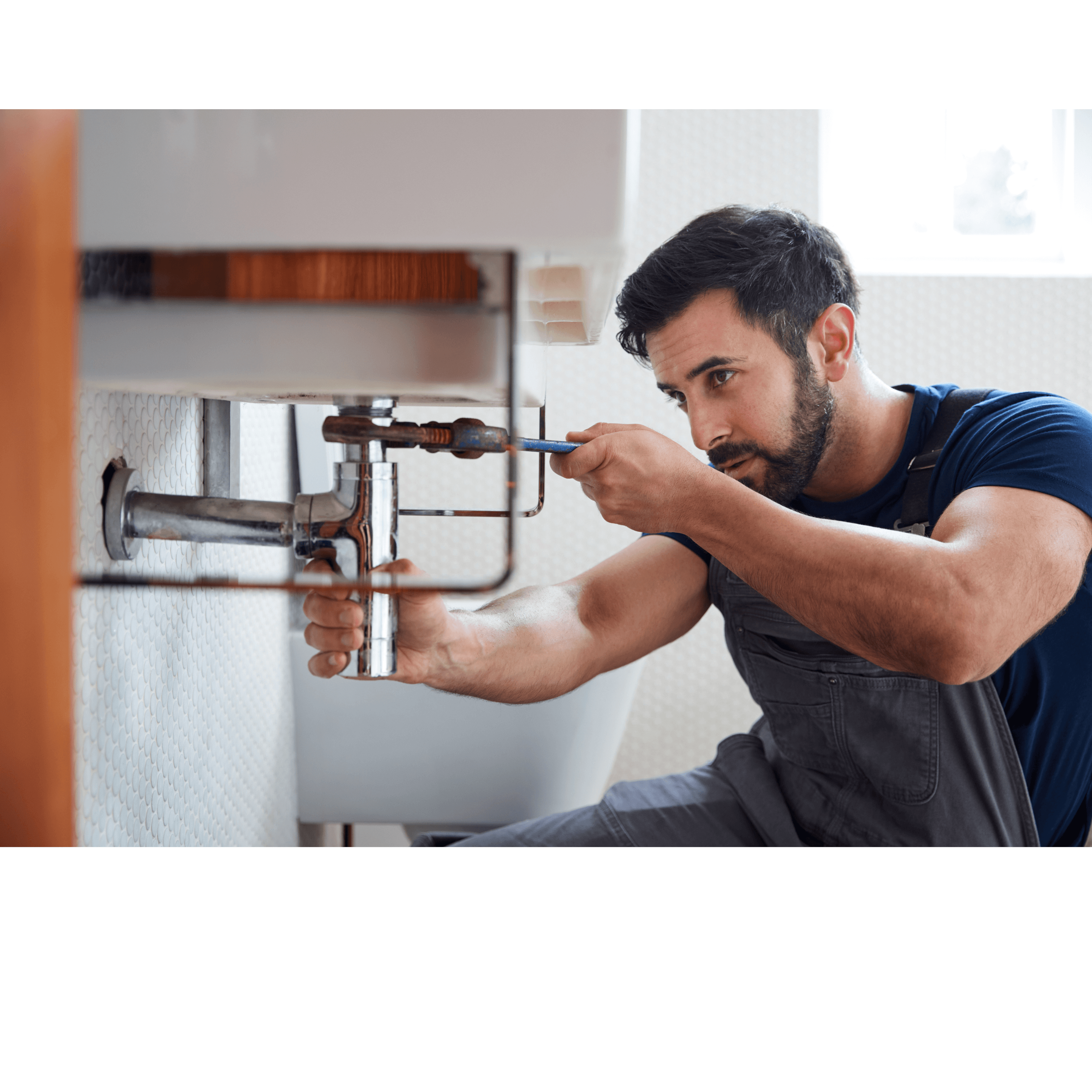 Idraulico pronto intervento a Lainate e Rho durante la riparazione di una perdita d’acqua in bagno.