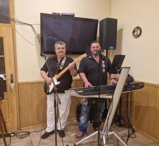 Člen Duo Forte hrá na elektrickej gitare počas živého vystúpenia