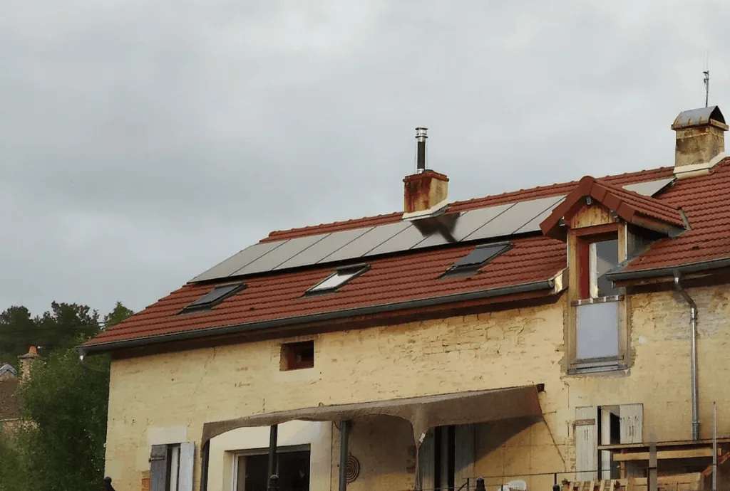 Photo d'une maison équipée de panneaux solaires à Chamesson en Bourgogne-Franche-Comté