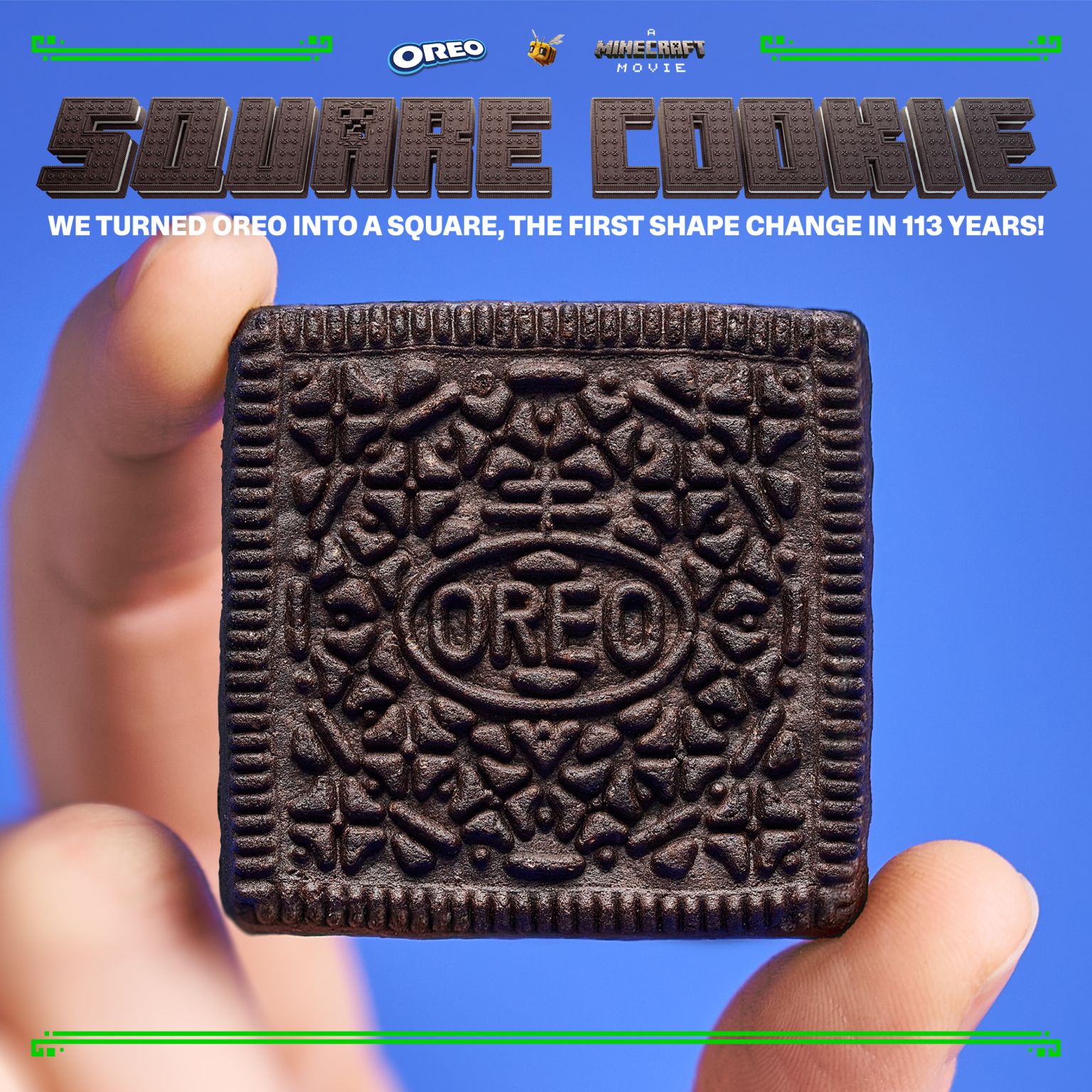 Oreo Keks gehalten in zwei fingern