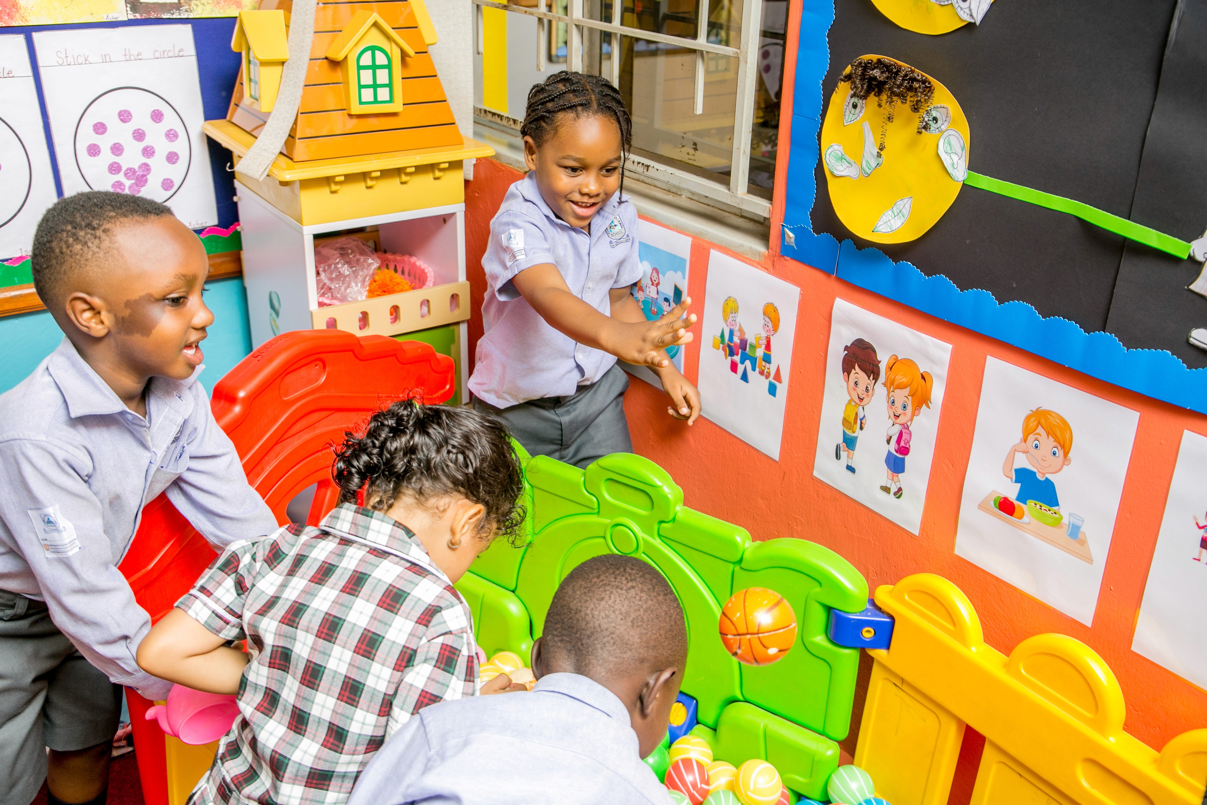 A video call with a teacher is displayed on the screen