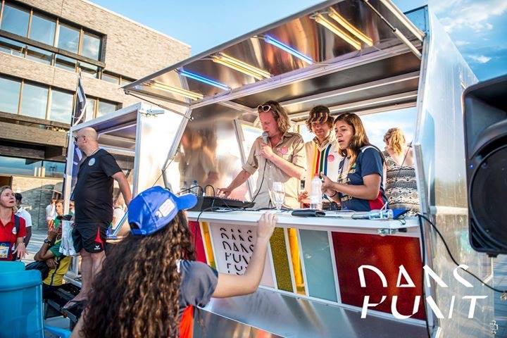 Dj booth partystarter mobiele theaterinstallatie