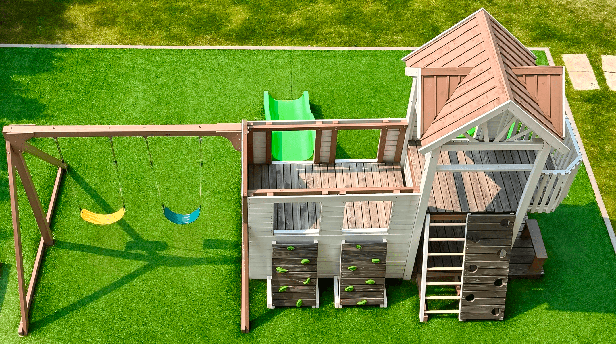 Вид зверху на дитячий ігровий комплекс із дерев’яною конструкцією та елементами для лазіння