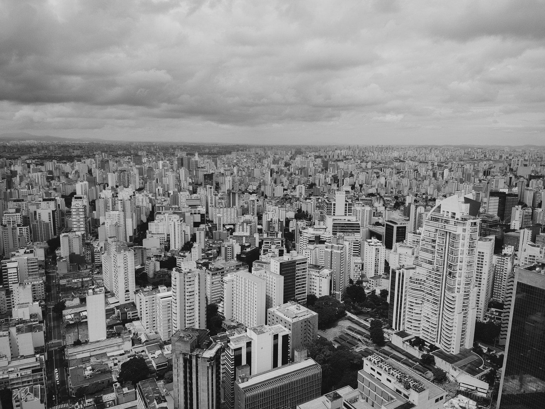Paisagem urbana em preto e branco observada como território da cultura da corrida brasileira.