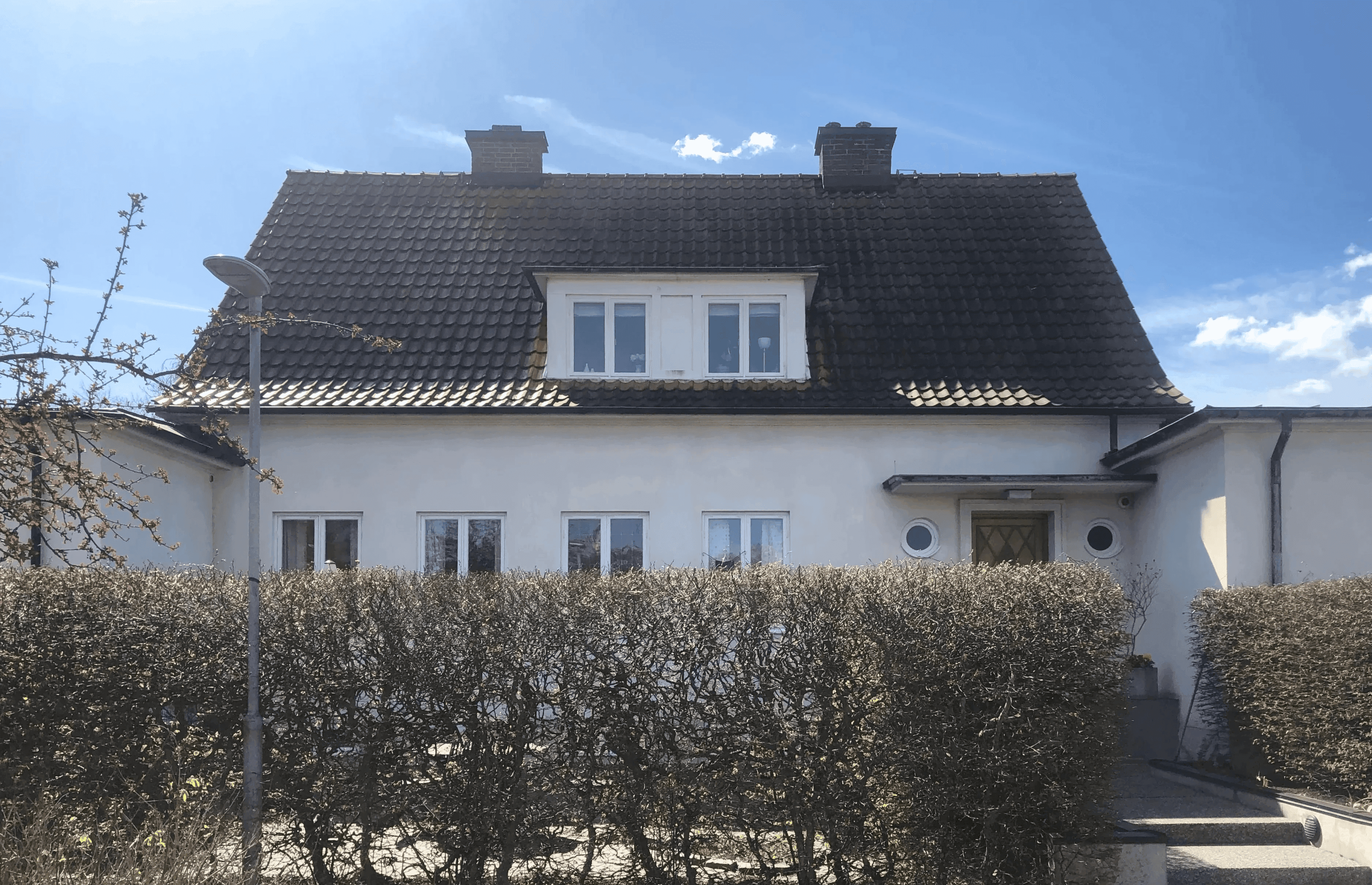 Före taktvätt – villatak med algpåväxt