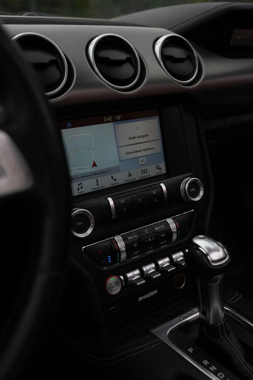 Consola central del Ford Mustang con pantalla táctil, climatización y palanca automática