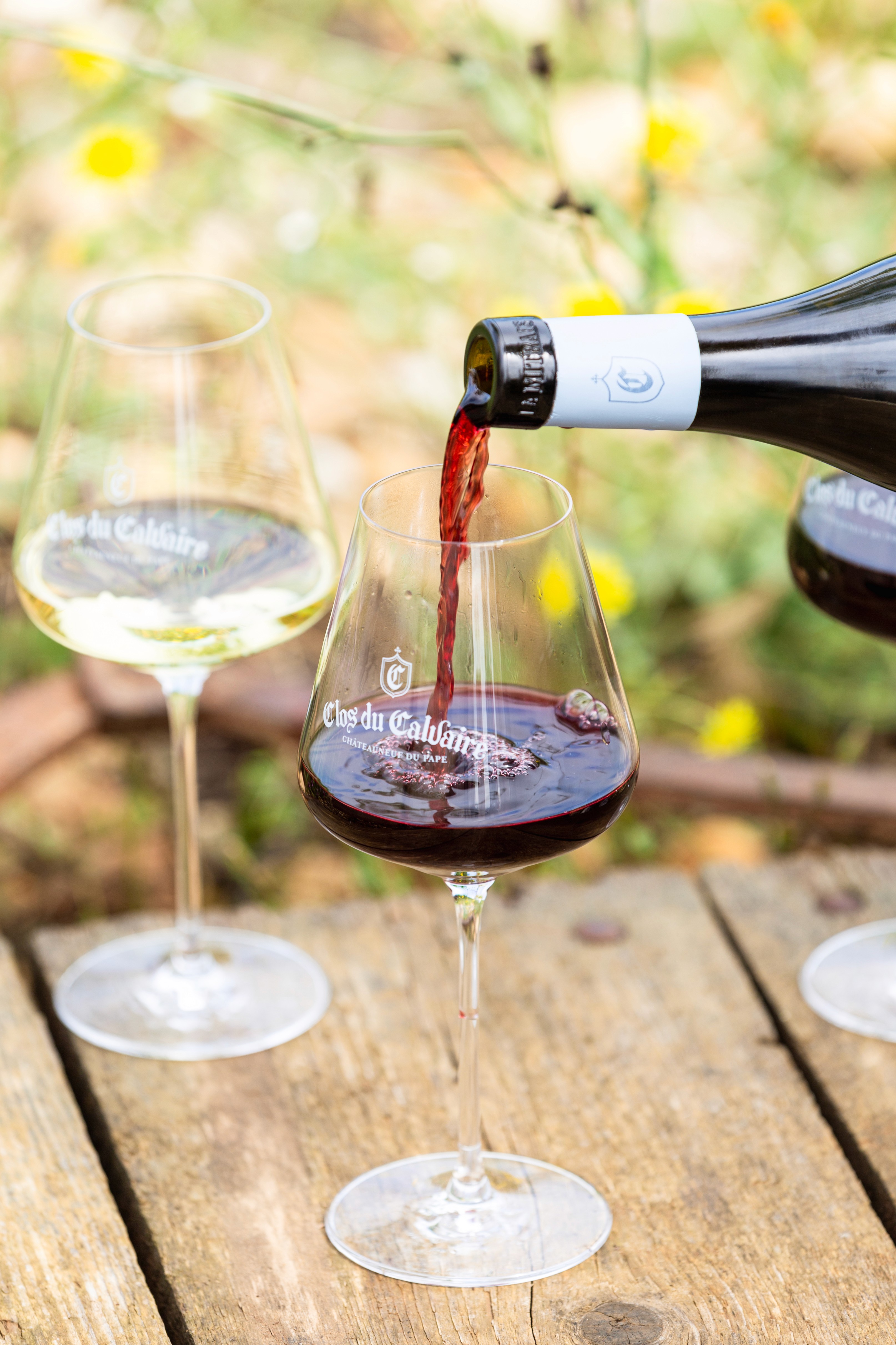 Versement de vin rouge dans un verre, dégustation de vin