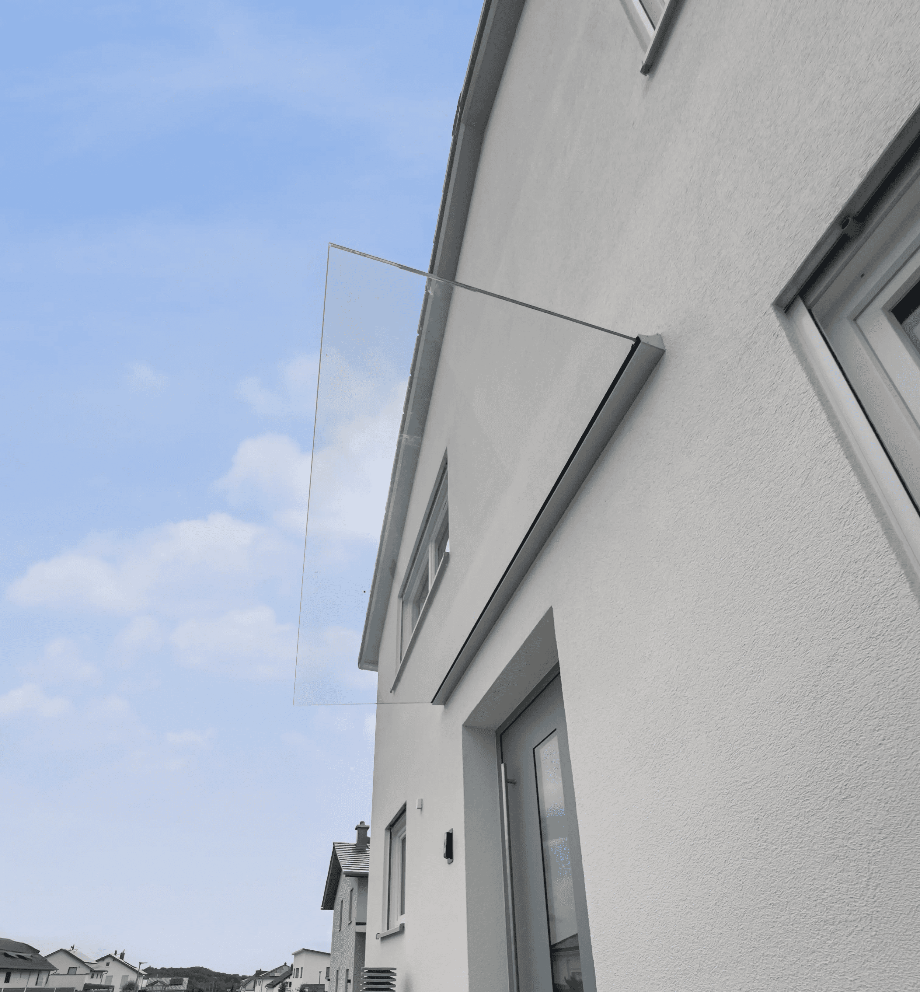 Vordach freitragend mit Klemmprofil hinten an der Hauswand gehalten