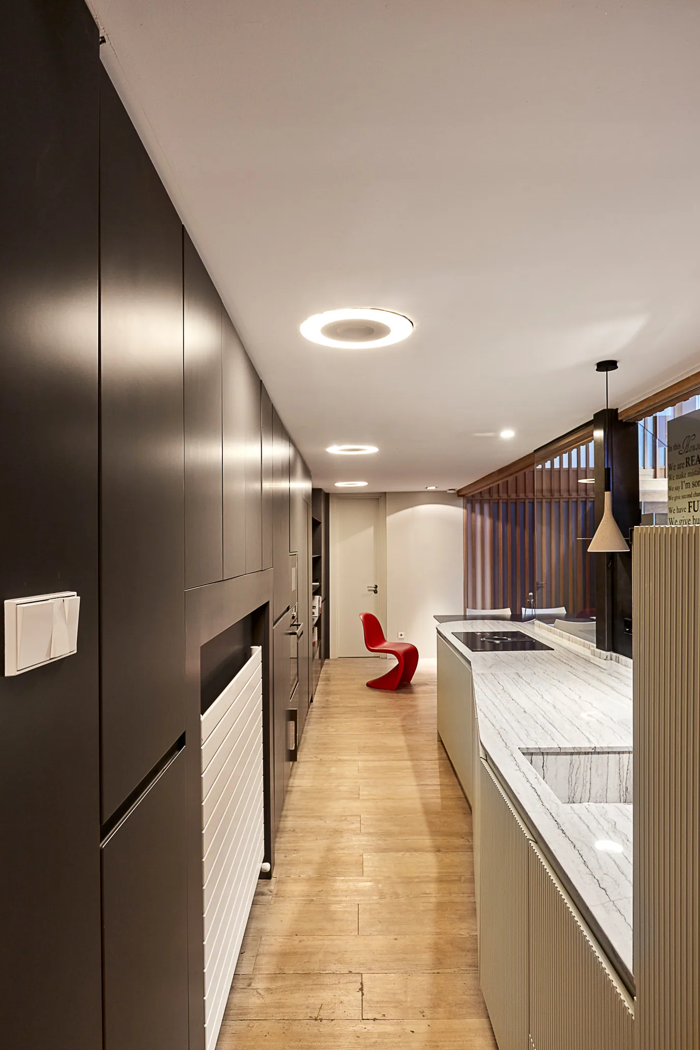 Este ha supuesto uno de los proyectos mas originales a nivel distribución a los que nos hemos enfrentado nunca. La cocina es la pieza clave, unificadora, practica y hogar. Siendo el lugar mas habitado por los propietarios. Tenia que ser muy práctica, solventar las especificaciones técnicas al estar soterrada y bonita. Optamos por combinar piedra natural (4,3 m de longitud de encimera) , frentes a medida lacado en verde pastel y piezas metalizadas en chapa de acero sin tratar. 