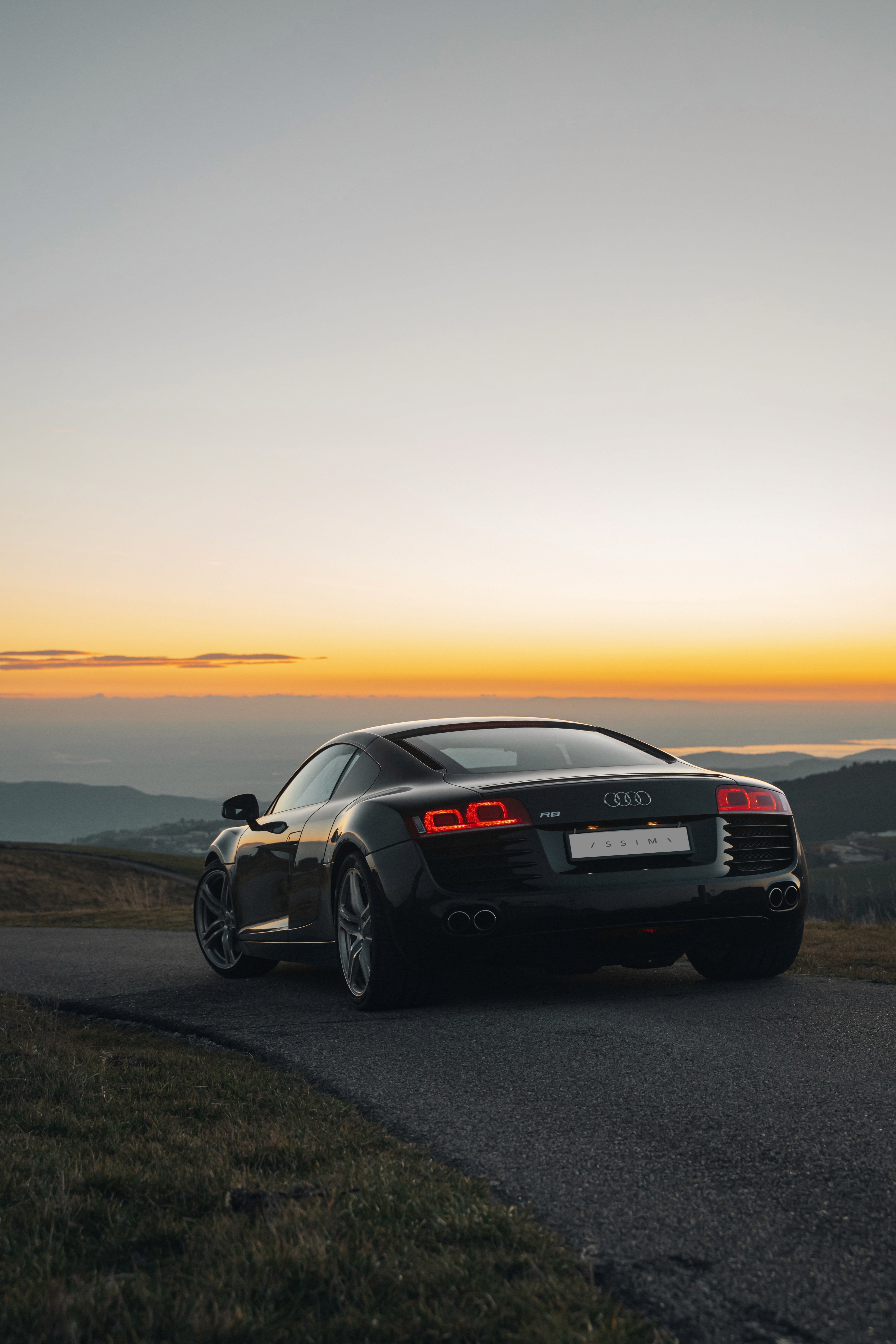 Visualizzazione 3D di Maserati MC20 con carpaint argento, cerchi neri e pinze freno brembo rosse. La macchina poggia su una piattaforma in marmo.