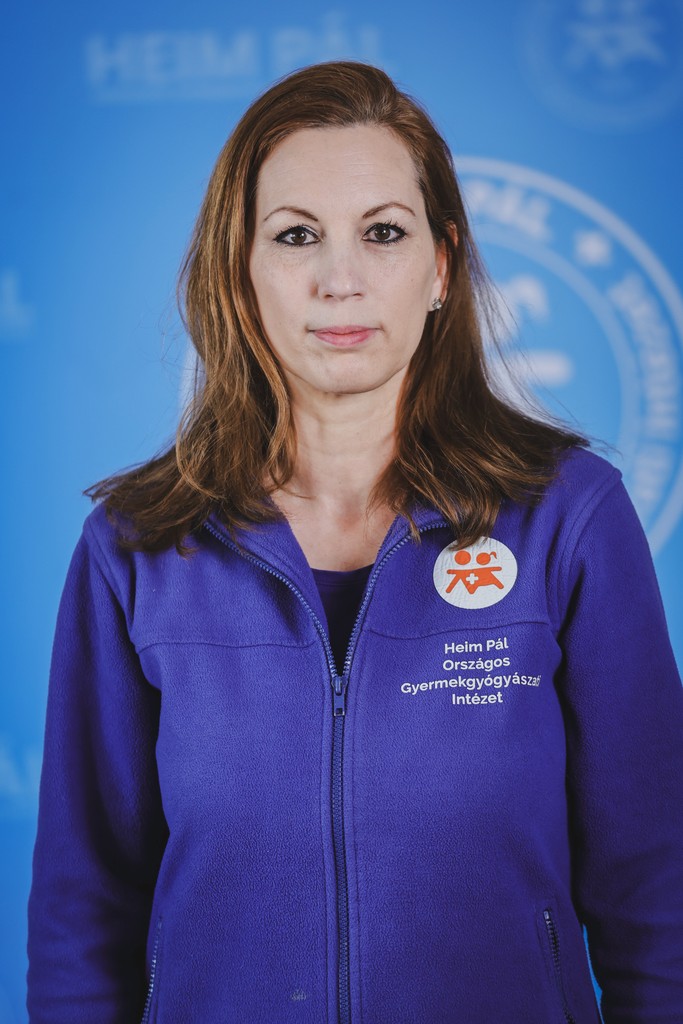 középbarna hosszúhajú nő kék kardigánban